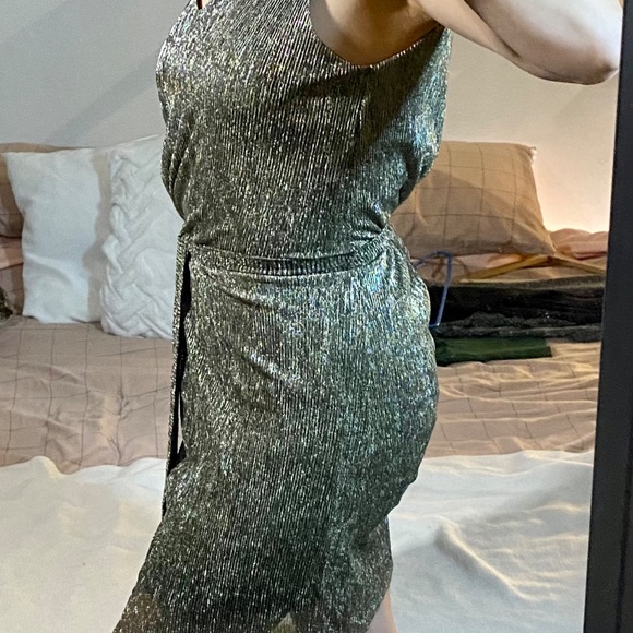 Golden dress - Picture 2 of 4